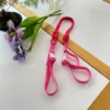 สายสะพายไหล่สีแดง