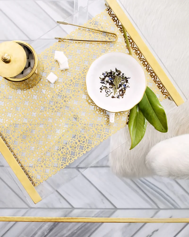 Акриловый сервировочный поднос высококлассный филигранный из плексигласа яркой латуни с металлическими ручками настольный лоток для кофейных закусок люцита