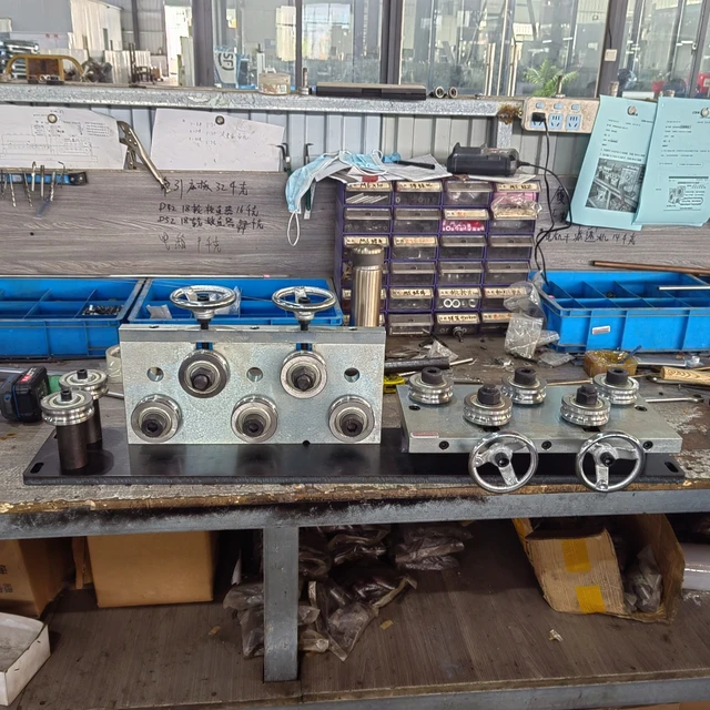 Steel pipe pulling and straightening device wire straighteners and straightening rollers