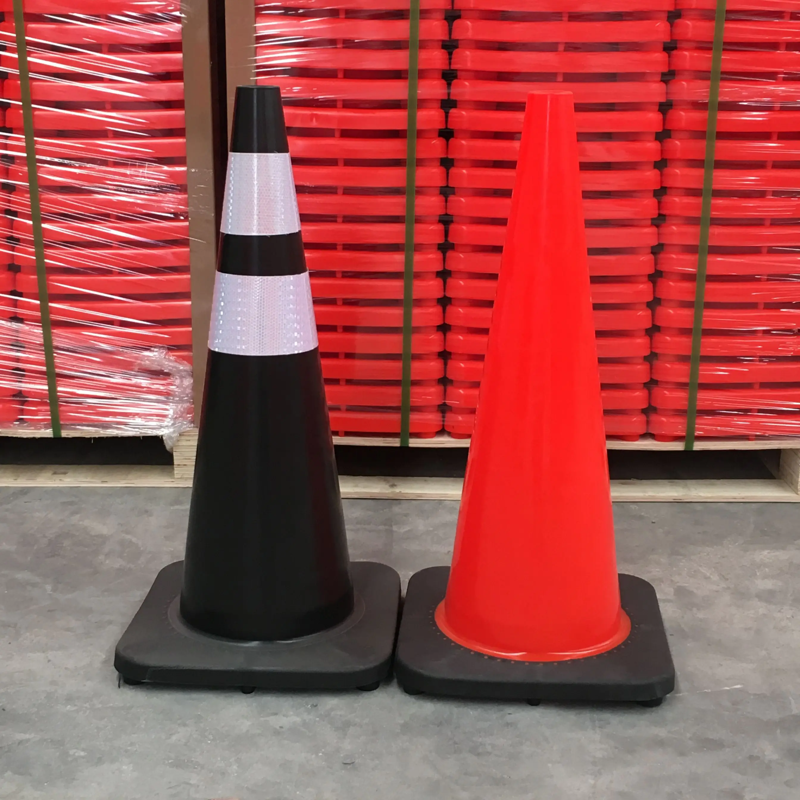 Road Safety Cones Black Base Warning Traffic Cones Reflective Tape Pvc