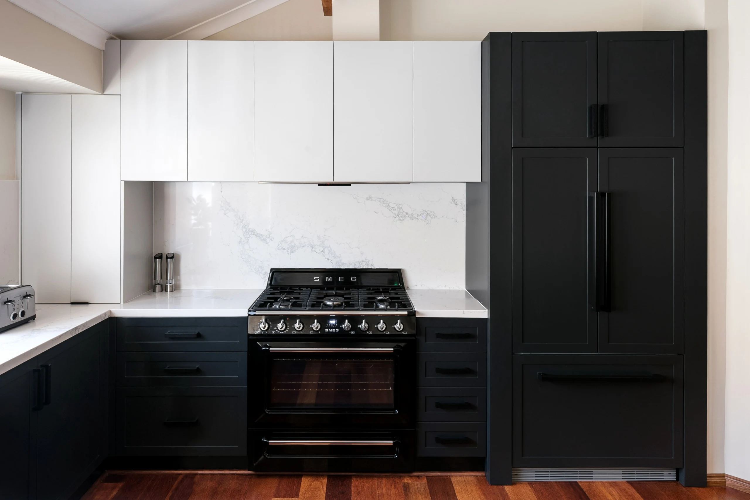 Dorene Modern Modular L Shape Matte Black Color Lacquer Finish Plain Door Kitchen Cabinet With White Countertop 10x 10 Feet