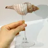 Bicchiere da vino a spirale rossa a forma di chiocciola