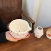Petit noeud matcha coeur rouge + fouet à thé debout