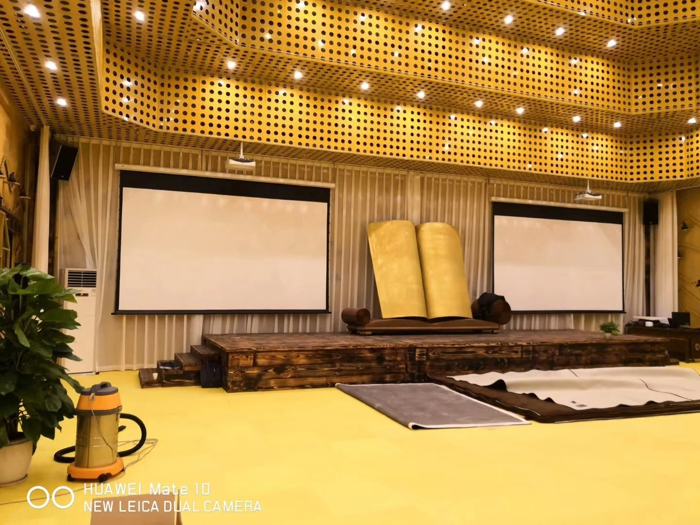 300インチ電動プロジェクタースクリーン、電動格納式プロジェクター