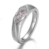 Bague en or massif 10K avec moissanite véritable.