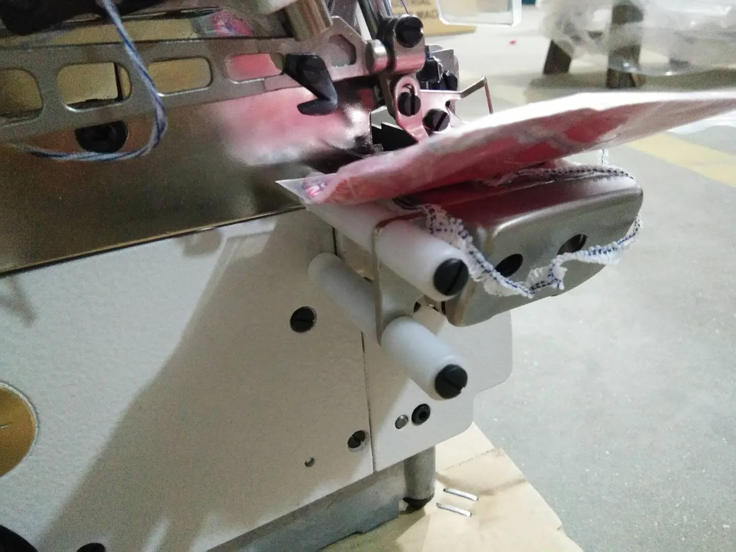 High Quality Professional Direct Drive 5 Threads Small Cylinder Bed Overlock Sewing Machine