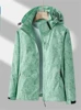 Donna, verde, stampa a foglie.