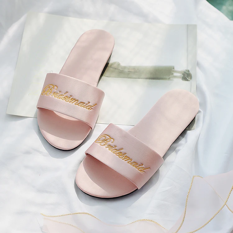 Женские летние сандалии на плоской подошве с вышивкой заказ; Повседневные свадебные атласные шлепанцы для невесты