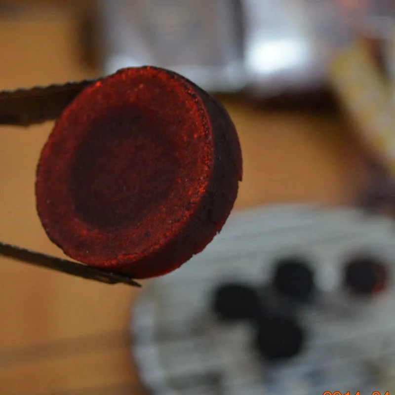 Hongqiang Long Burning Time Bamboo Round Shisha Bakhoor Tablets Incense Charcoal Price for Hookah Fruit Wood Coking Coal