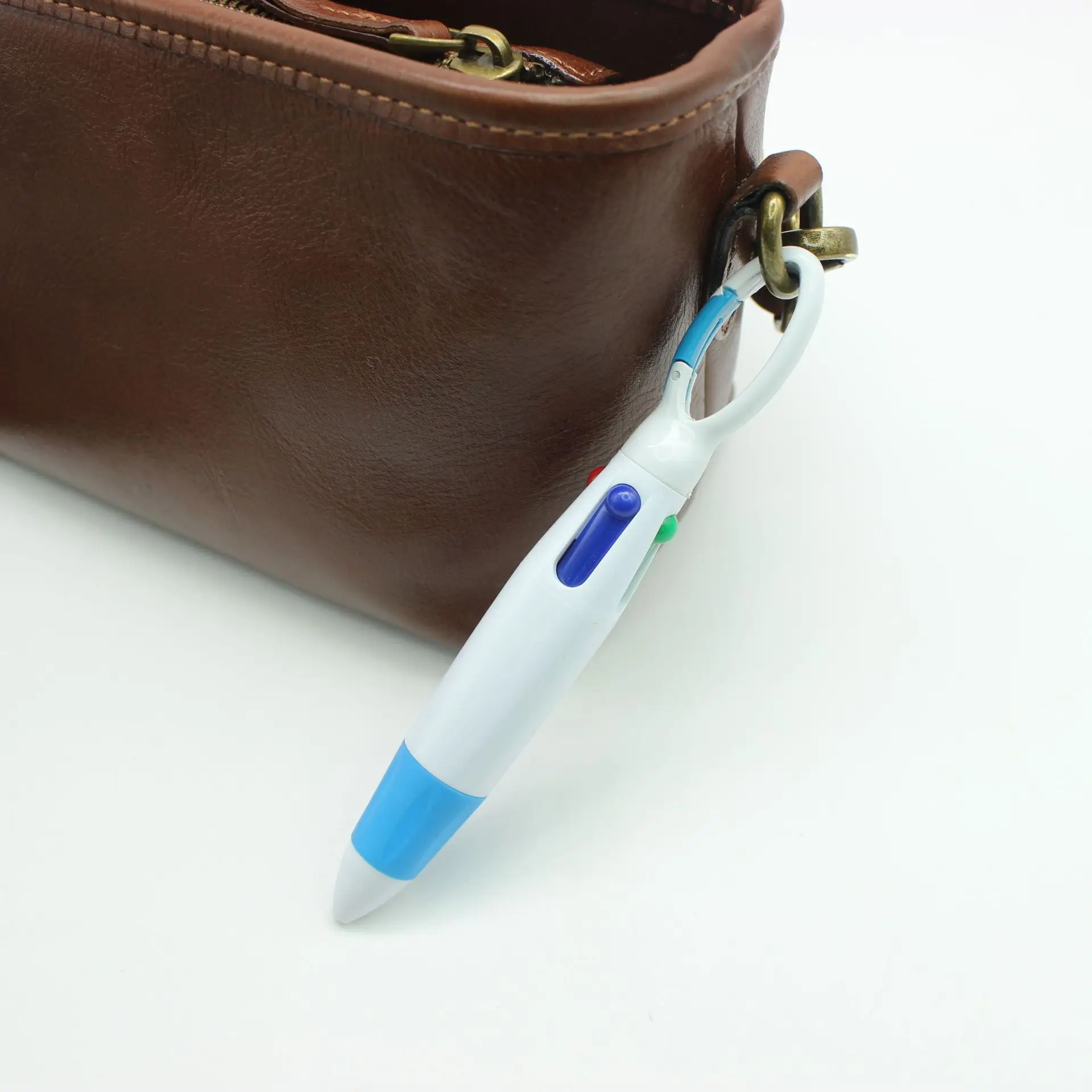 4-in-1格納式ボールペンオフィス学用品用バックルキーホルダー付き