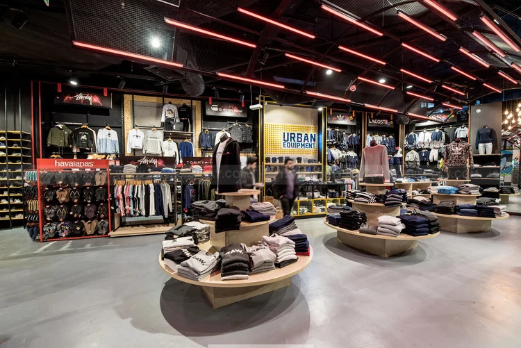 现代服装店设计陈列室橱柜服装店展示服装展示创意体育店装饰 Buy 体育用品商店装饰,服装展示创意,服装店展示 Product on