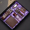 Juego de 8 piezas: cinturón, cartera, perfume, cuentas, llavero, bolígrafo, regalo.