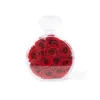 Varias botellas redondas rojas.