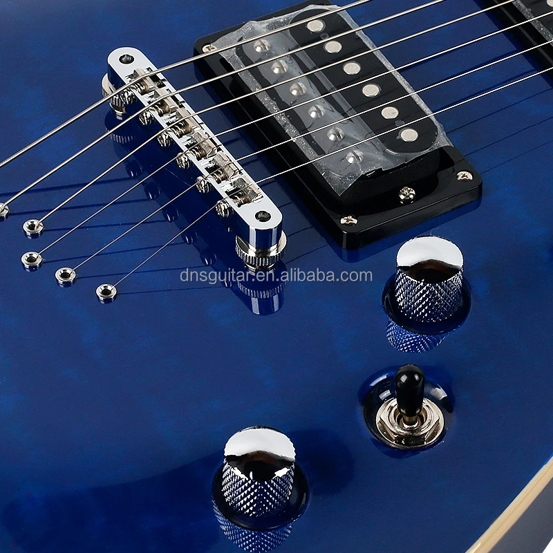 Guitarra Eléctrica Bullfighter: Cuerpo Aliso, Mástil Arce Tostado, Pastillas S-S-H, Trémolo Vintage, 22 Trastes, Ideal Rock.