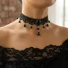Girocollo in pizzo nero con strass