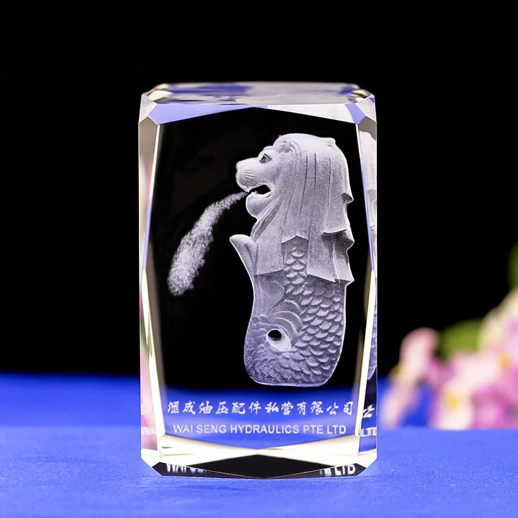 Nieuw ontwerp op maat gemaakt Singapore Crystal 3D lasergegraveerd Crystal Merlion voor souvenirambachten