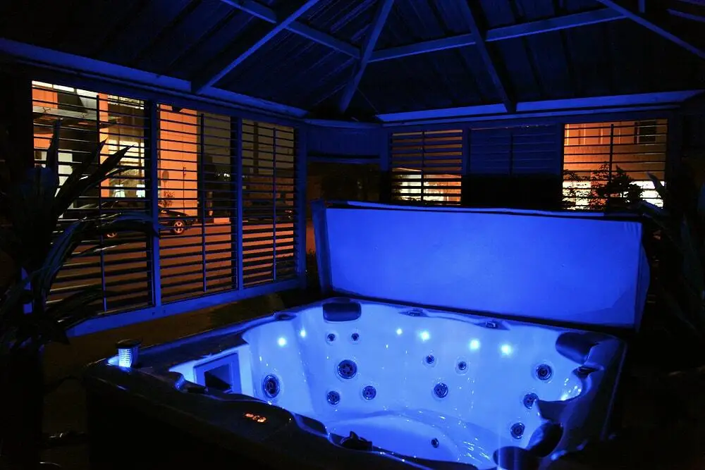 Freestanding Luxury 6 Seats Hot Tub with Balboa System Control and 38 Total Jets for Outdoor Relaxation