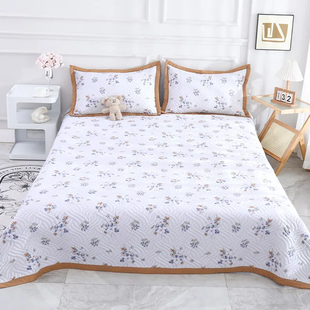 Three piece bed set Double faced floral print air-conditioning quilt