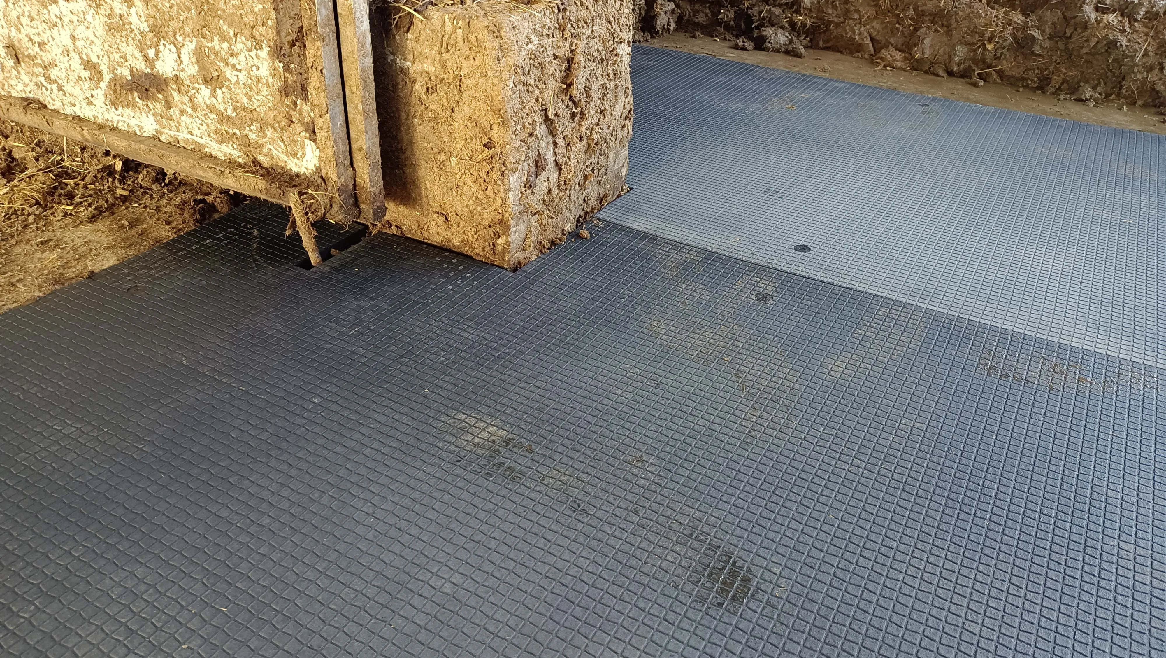 Interlocking Dairy Cow Mat Rubber Stable Horse Stall Mats 4x6 ft 3/4 Inch Thickness for Barn With 15 Years Service Life