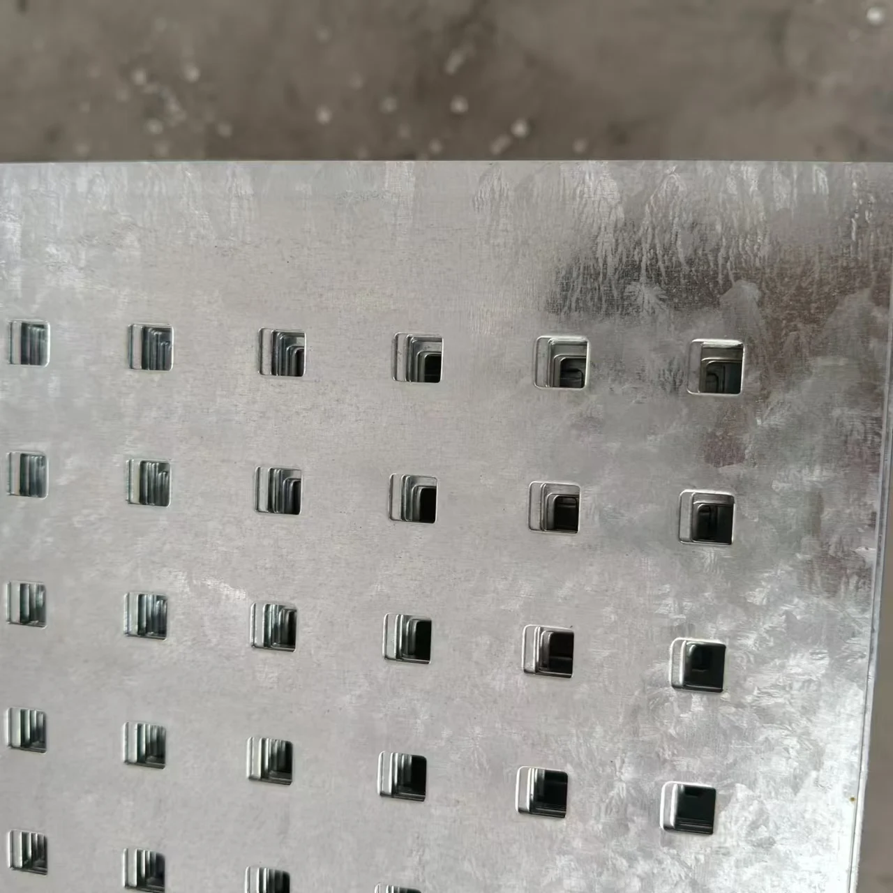 Creative Decorative Perforated Sheets for Wall Art Home Decor Unique Touch with Steel Aluminium Grating Plates Floor Application