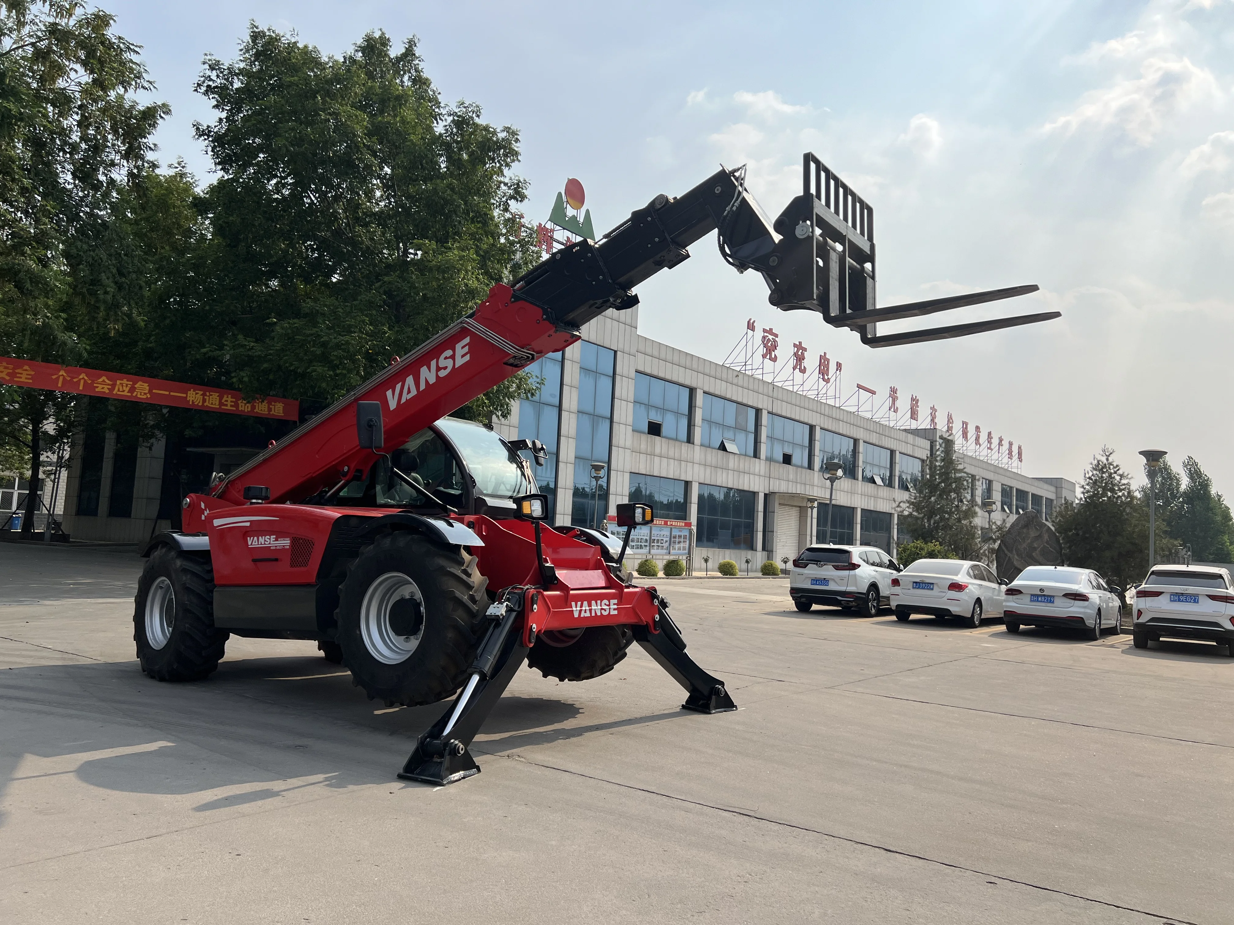Diesel Telescopic Handler with 17 Metre Boom 3ton 4ton Load Capacity Construction Lifter