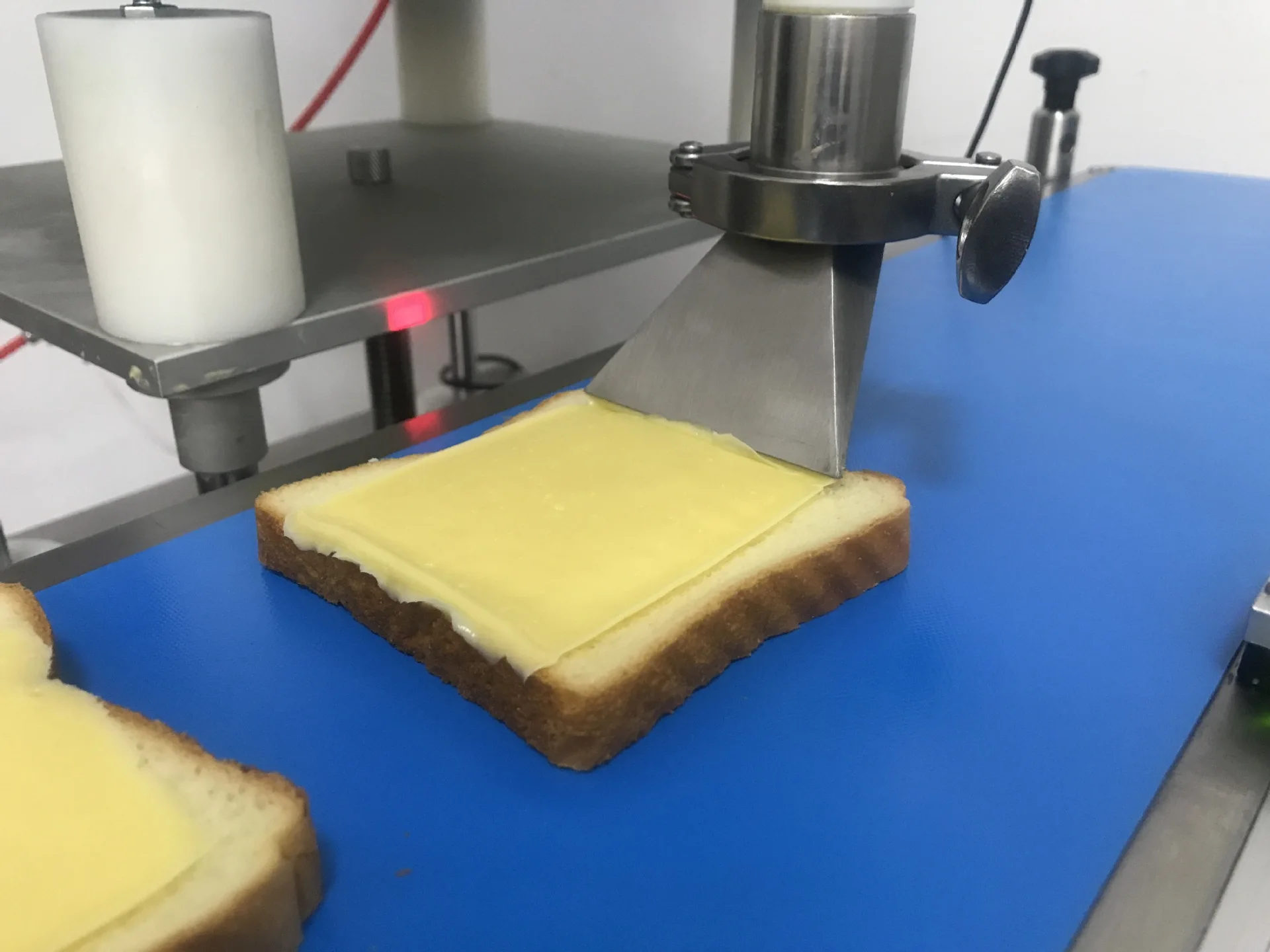 Best Price Automatic Cupcake Decorating Machine Unifiller Cake Inject Depositing Icing Machine