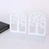 Un único atril blanco para libros.