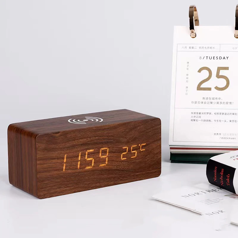 Einfacher und Moderner LED Digitaler Wecker Quadratisches Bambus-Design Mit  Kabelloser Ladefunktion fr Mobiltelefone