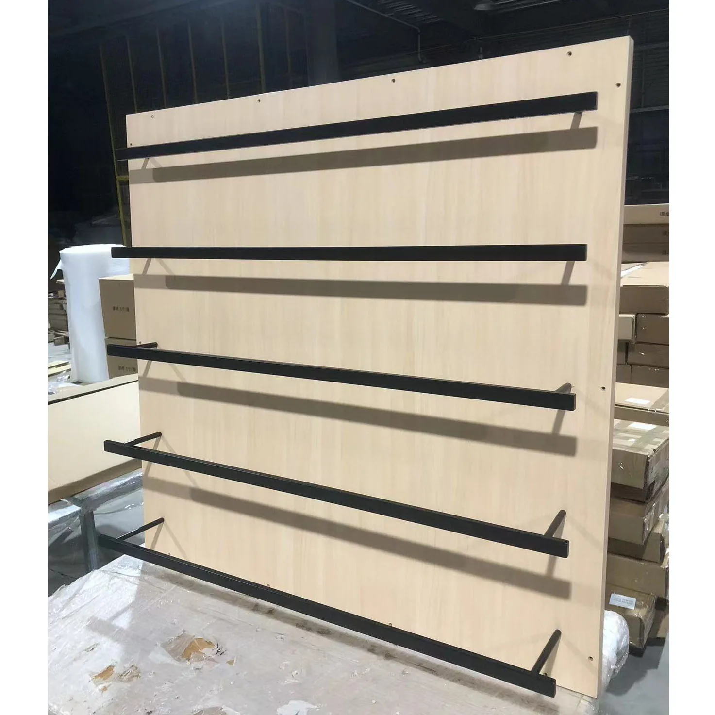 Retail Shop Fittings Wall Mounted Display Rack With Metal Hanging Rail ...