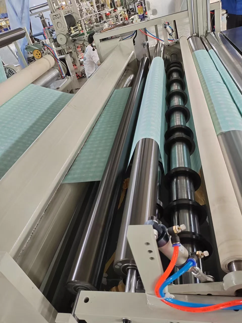 Automatic Non Wovens Fabric Slitter Rewinder Non Woven Kitchen Towel Roll Perforating Slitting Rewinding Machine