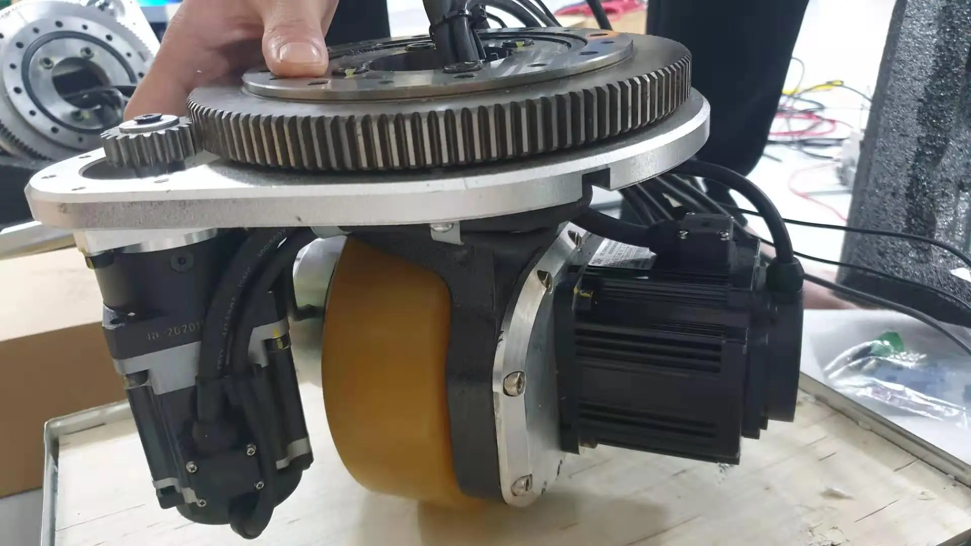 Automated Guided Vehicle Driving Motor Wheel 400W 24V Low Voltage Steerable Hub