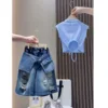 Shorts in denim blu a lunghezza media con design cut-out - stile giocoso