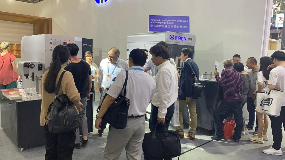 Автоматический умный манипулятор с компьютерным управлением, жесткая бумажная коробка, жесткая книга, гидравлическая машина для глубокого тиснения