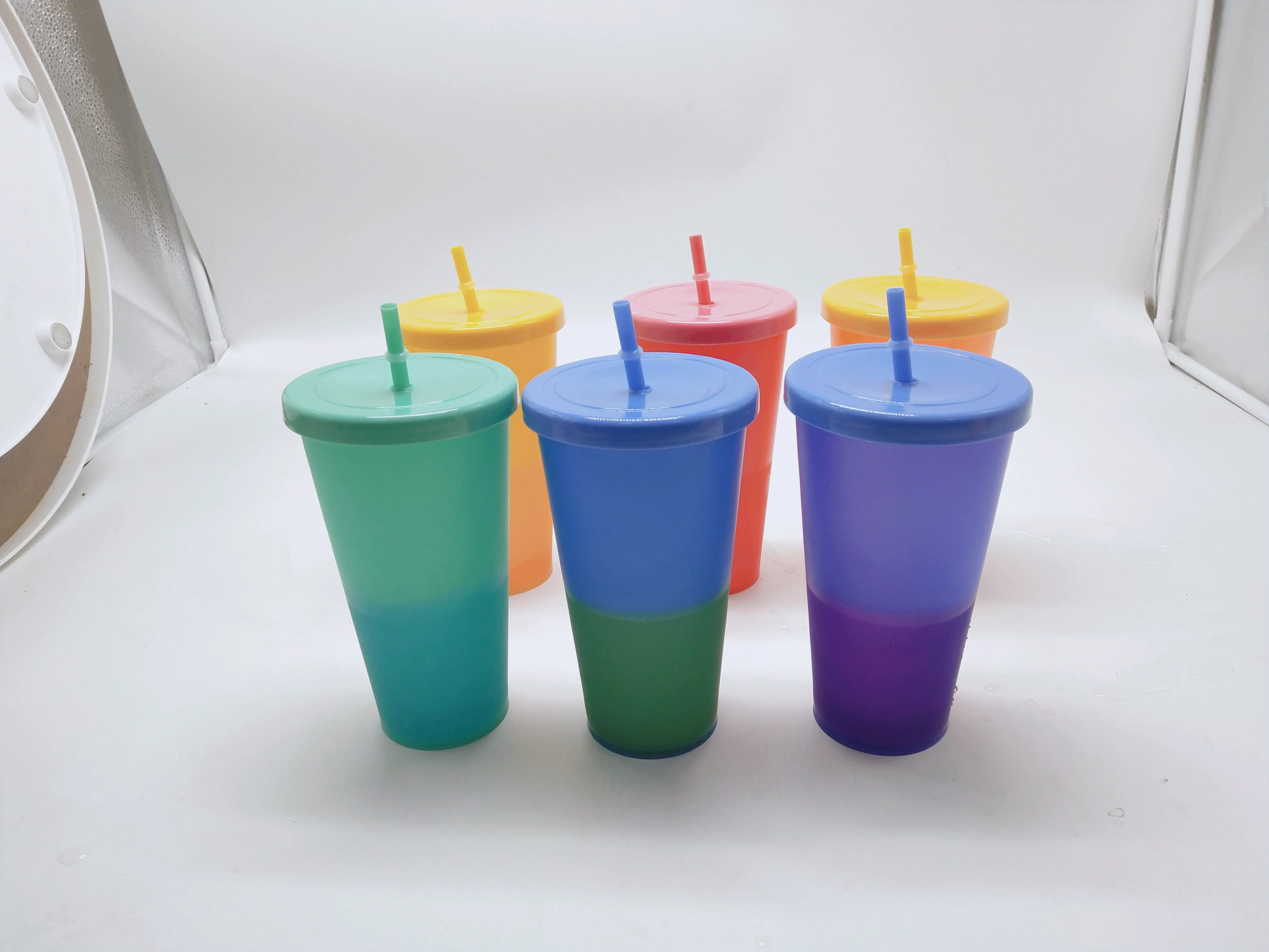 
Многоразовая пластиковая чашка для напитков с крышкой, меняющая цвет, 24 унции 