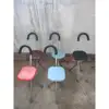 Taburete cuadrado negro con forma de paraguas
