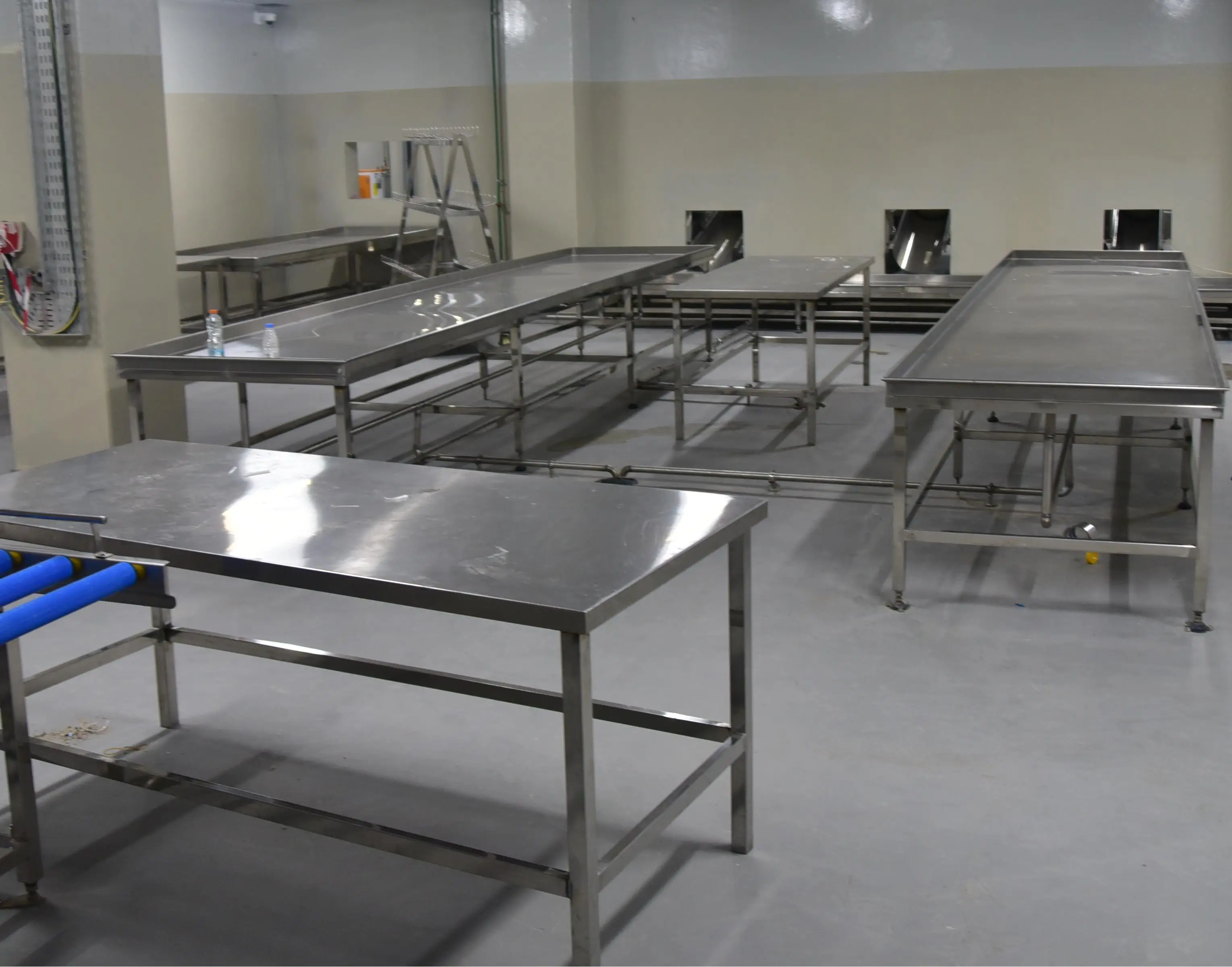 Stainless steel workbenches for slaughterhouses and food processing facilities