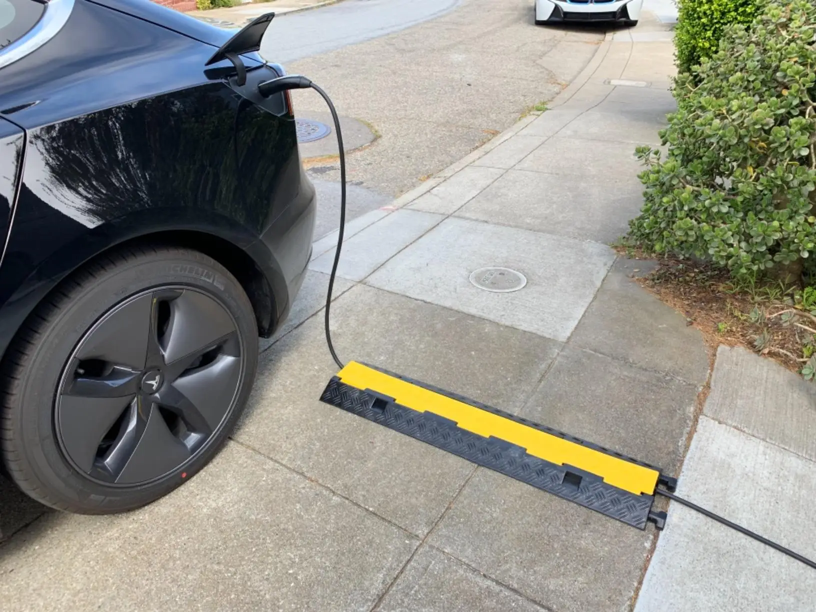 Rubber Cable Protector Ramp 2 Channel Traffic Speed Bump factory