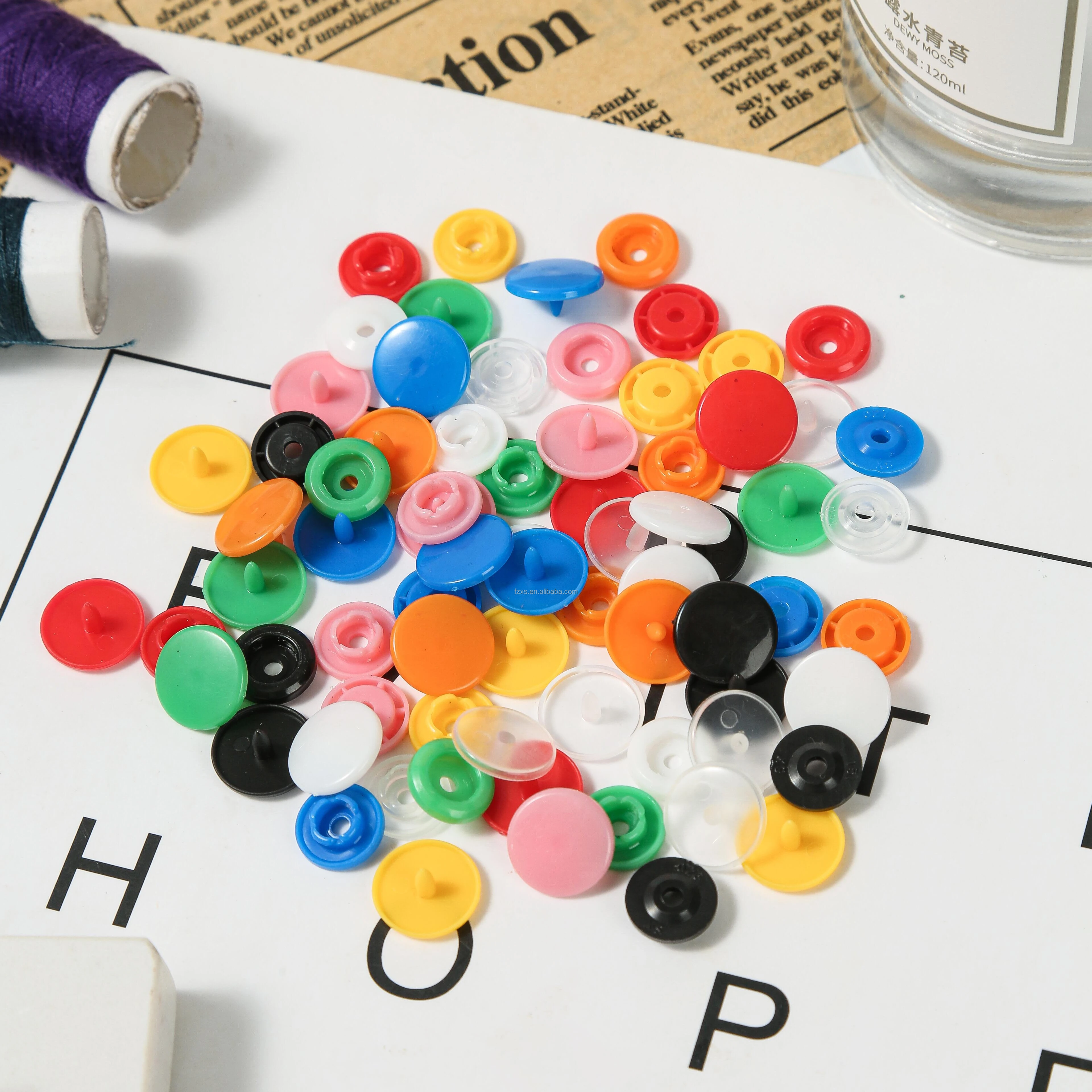 Пластиковая кнопка для плащей