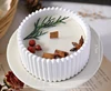 Pino e cipresso con bacche rosse