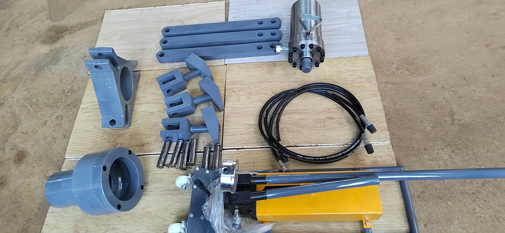 Portable Hydraulic Sprocket Remover of the Final Drive