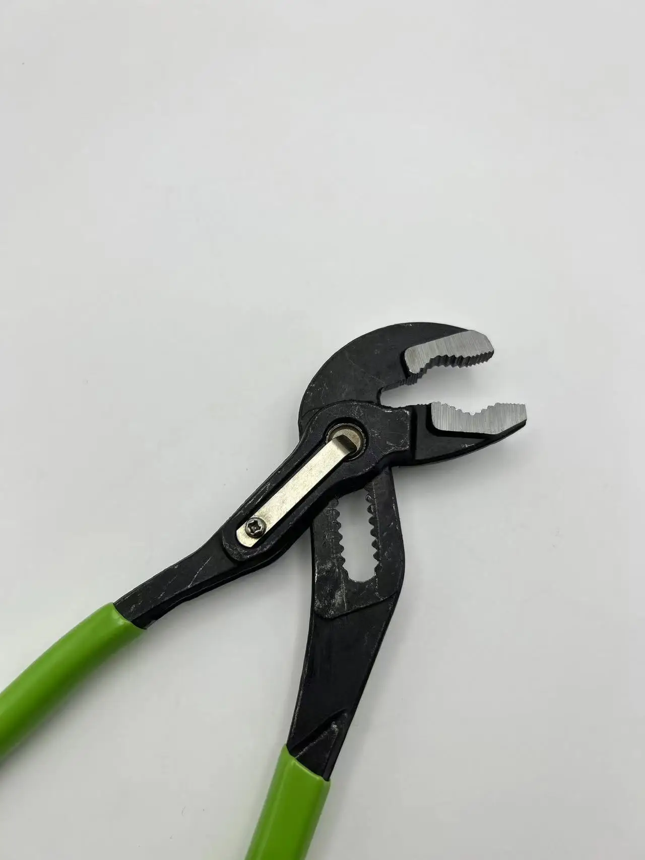 Quick Release Groove Joint Pliers Grab Function Home Repair Plumbing Gripping Nuts Pipes Fittings Durable Steel Plastic Molded manufacture