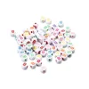 Fond blanc avec lettres rondes colorées B