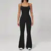 Chaleco negro + pantalones acampanados