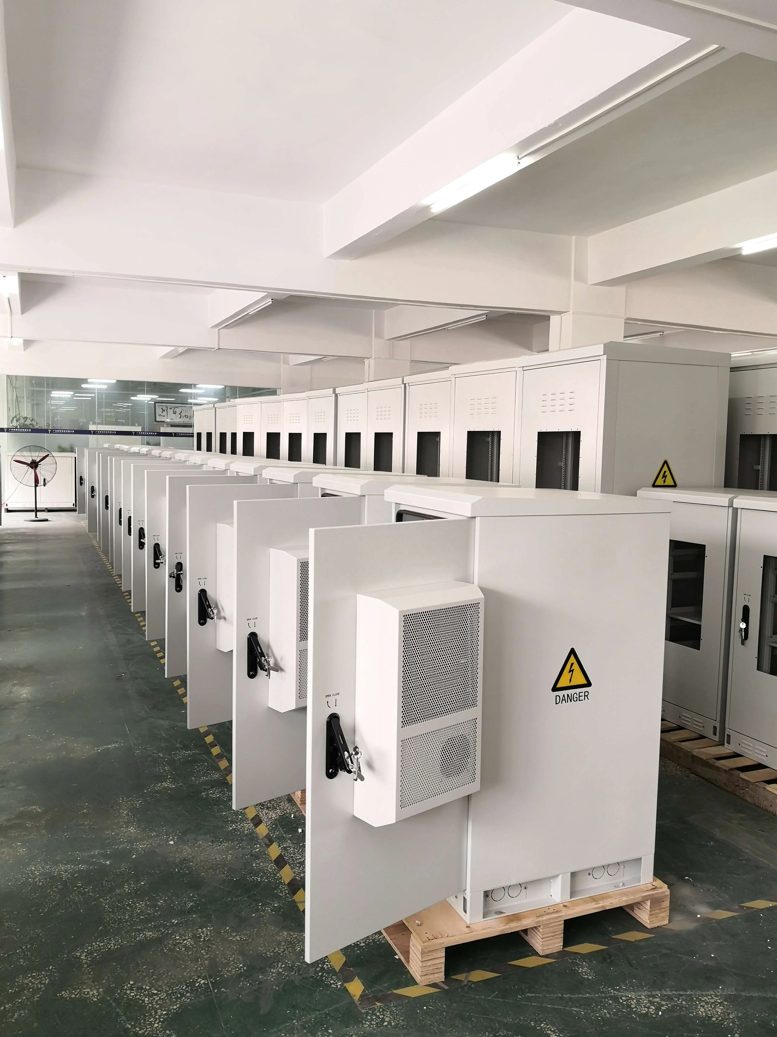 Three-layer Battery Outdoor Waterproof Power Supply Equipment Cabinet With Air Condition Cooling Network Telecom Cabinet