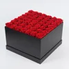 49 flores en una caja cuadrada (cubo blanco/negro)