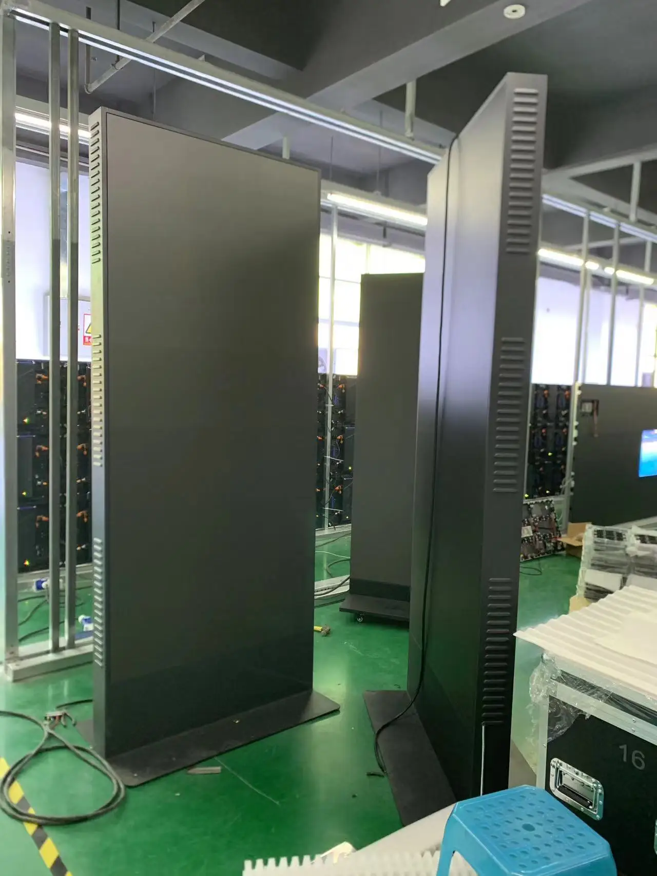 Indoor P1.86 Double Size Easy Moving Full Color 16:9 Board Shop Ground Support Standing Vertical Pusher Frame Led Poster Display
