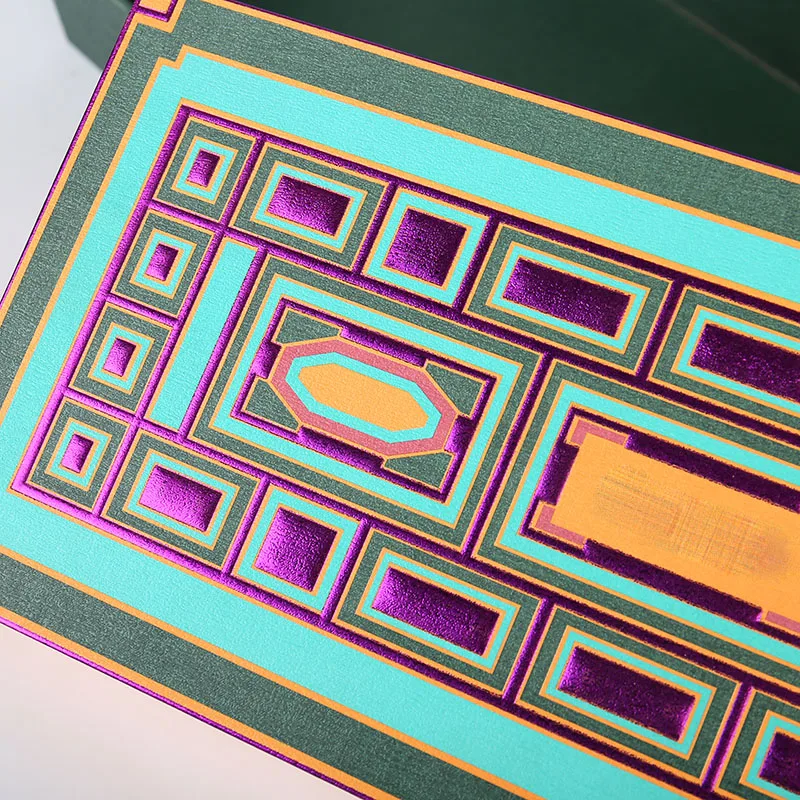 กล่องของขวัญแบบกระดาษแข็งหรูหราที่ปรับแต่งได้ กล่องบรรจุภัณฑ์ของขวัญที่เป็นมิตรต่อสิ่งแวดล้อม พร้อมเทคนิคการนูน (Embossing) พิเศษ ใช้กระดาษพิเศษและเทคนิค Cold Stamping