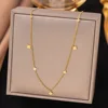 Collana in oro con fiore a quattro petali e diamante singolo h108
