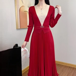 The Fashionable Pleated Dress Has Excellent Slimming Effect and Comes in Two Styles with Wooden Earflaps at the Hem