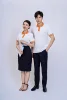 สีขาวพร้อมปลายแขนสีส้ม